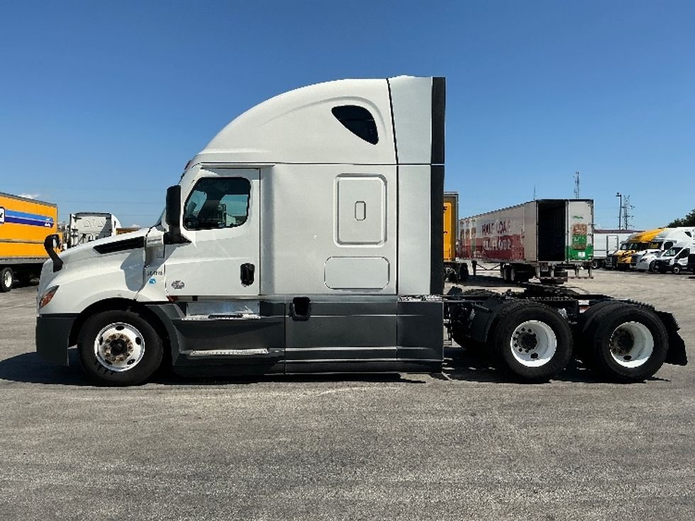 Sleeper Tractor-Heavy Duty Tractors-Freightliner-2022-T12664ST-East Chicago-IN-446,048\n\t\tmiles-$ 75,500 - Image 4