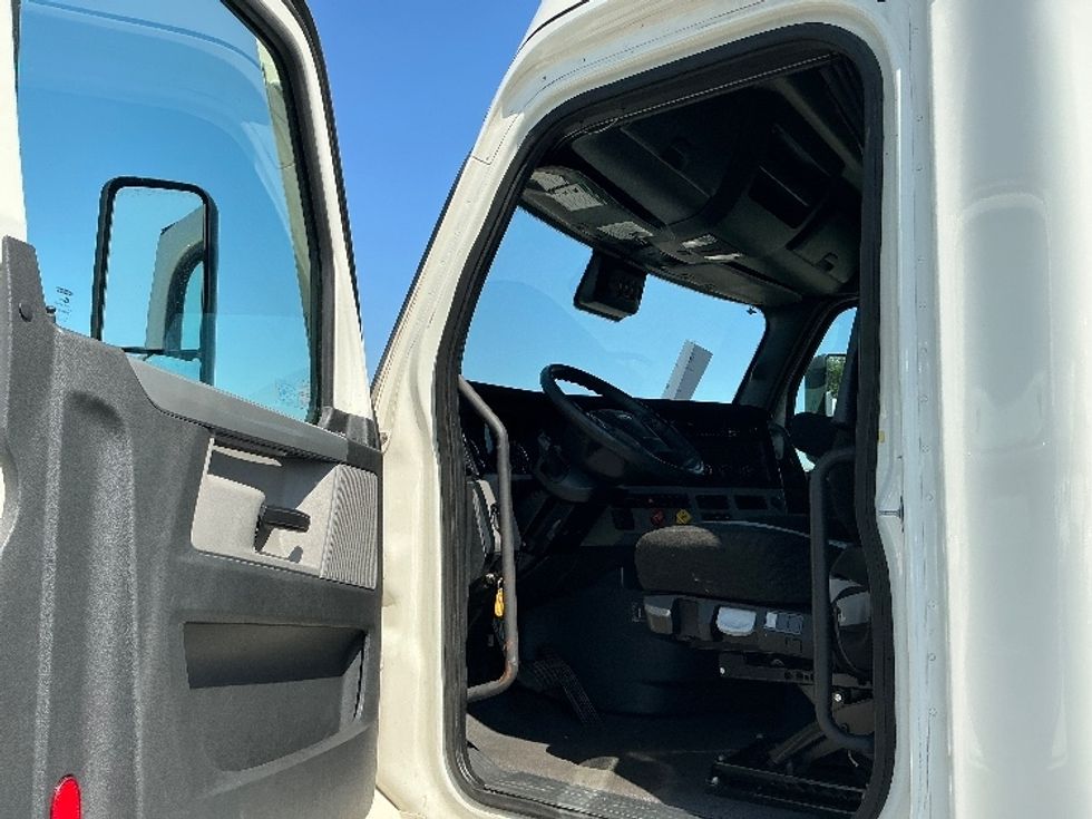 Sleeper Tractor-Heavy Duty Tractors-Freightliner-2022-T12664ST-East Chicago-IN-446,048\n\t\tmiles-$ 75,500 - Image 9