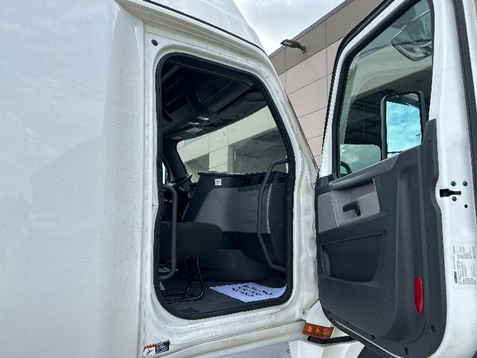 Sleeper Tractor-Heavy Duty Tractors-Freightliner-2022-T12664ST-East Chicago-IN-447,226\n\t\tmiles-$ 71,250 - Image 13