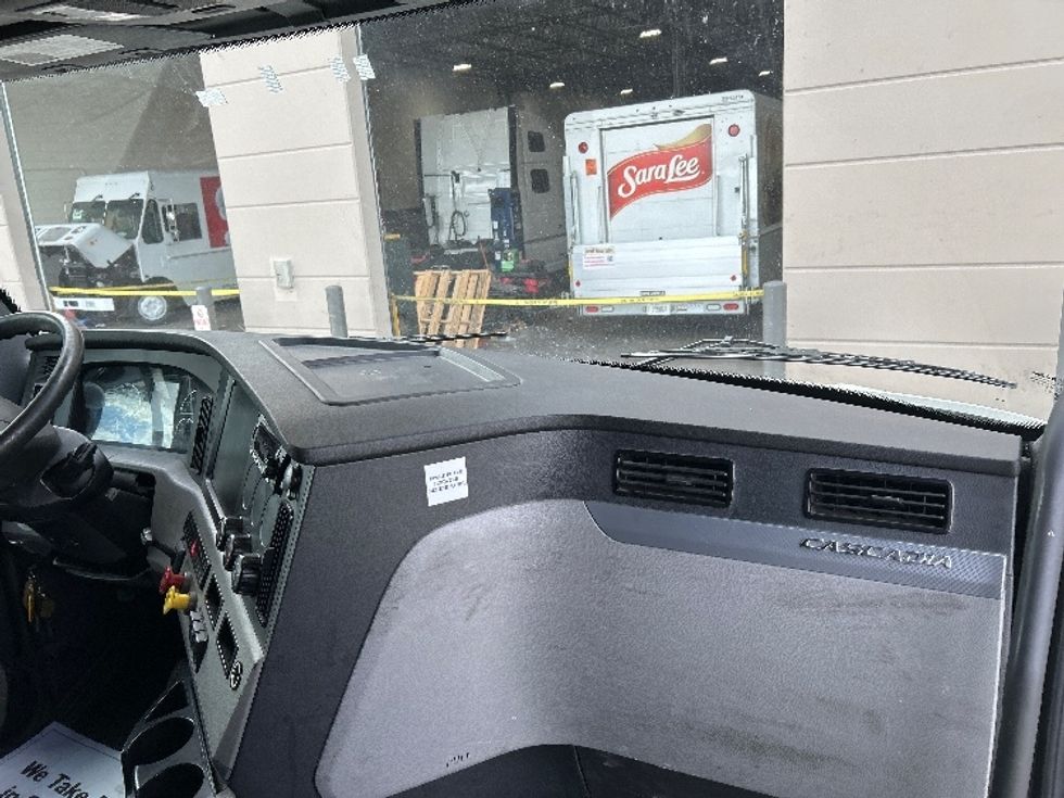 Sleeper Tractor-Heavy Duty Tractors-Freightliner-2022-T12664ST-East Chicago-IN-447,226\n\t\tmiles-$ 71,250 - Image 14