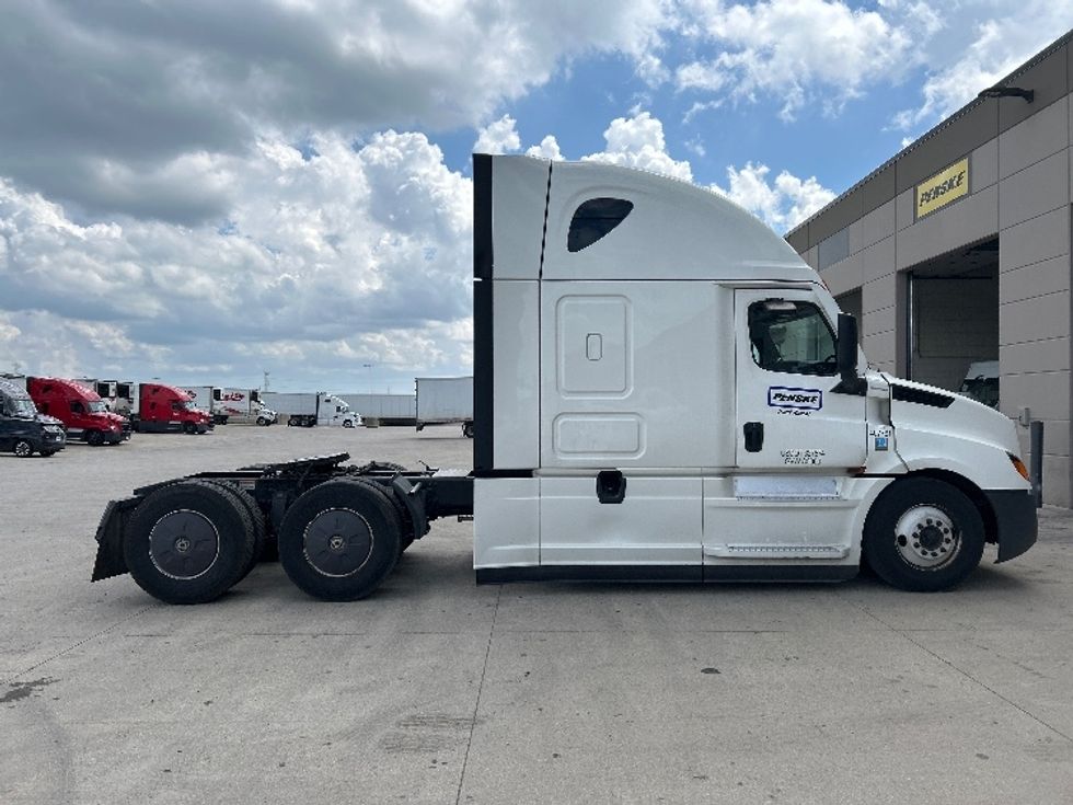 Sleeper Tractor-Heavy Duty Tractors-Freightliner-2022-T12664ST-East Chicago-IN-447,226\n\t\tmiles-$ 71,250 - Image 8