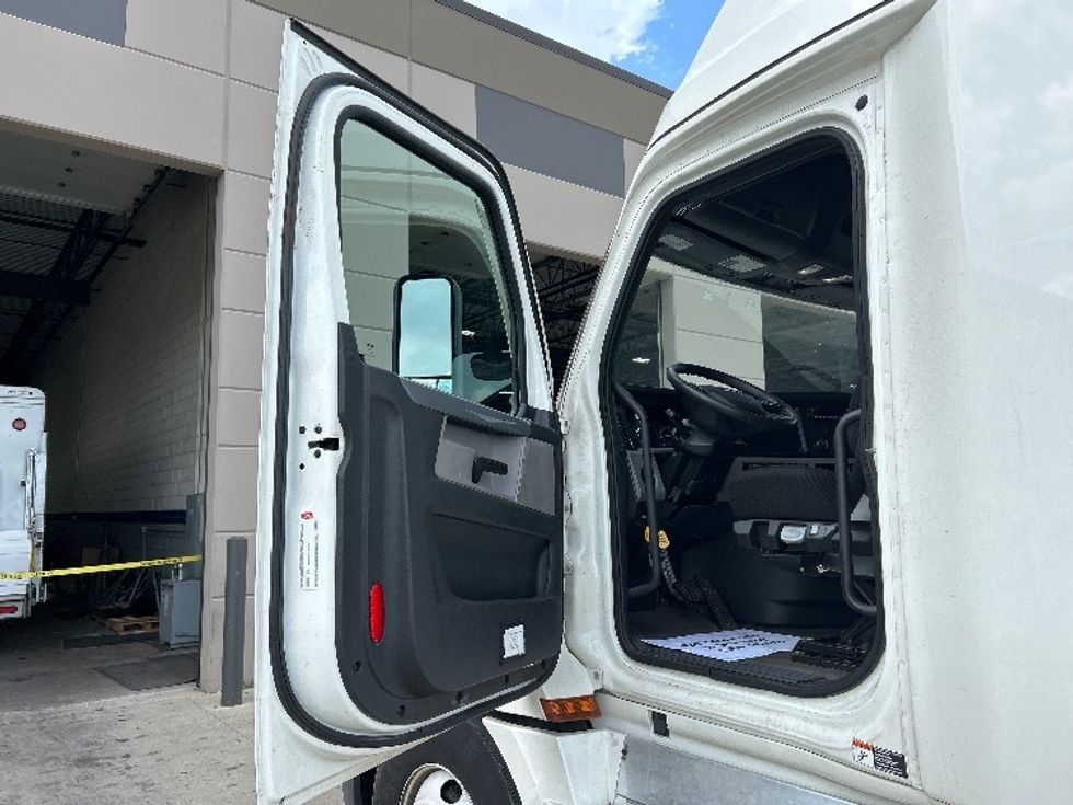 Sleeper Tractor-Heavy Duty Tractors-Freightliner-2022-T12664ST-East Chicago-IN-447,226\n\t\tmiles-$ 71,250 - Image 9