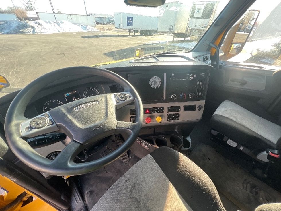 Sleeper Tractor-Heavy Duty Tractors-Freightliner-2022-T12664ST-East Chicago-IN-447,461\n\t\tmiles-$ 66,500 - Image 10