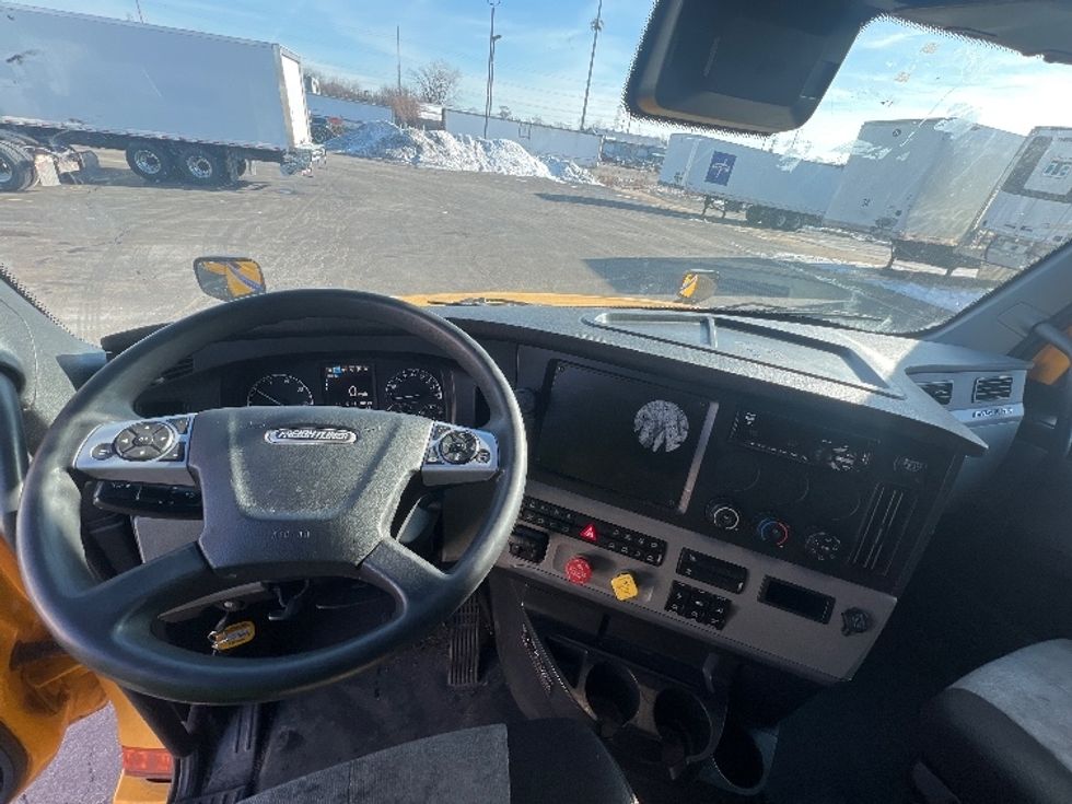 Sleeper Tractor-Heavy Duty Tractors-Freightliner-2022-T12664ST-East Chicago-IN-447,461\n\t\tmiles-$ 66,500 - Image 11