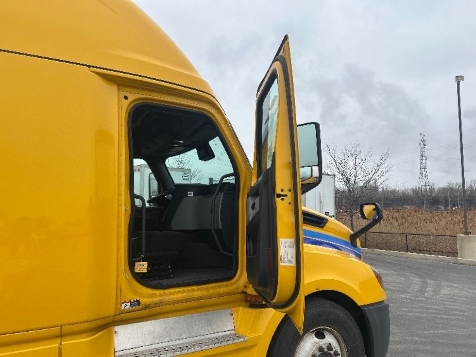 Sleeper Tractor-Heavy Duty Tractors-Freightliner-2022-T12664ST-East Chicago-IN-447,461\n\t\tmiles-$ 66,500 - Image 12