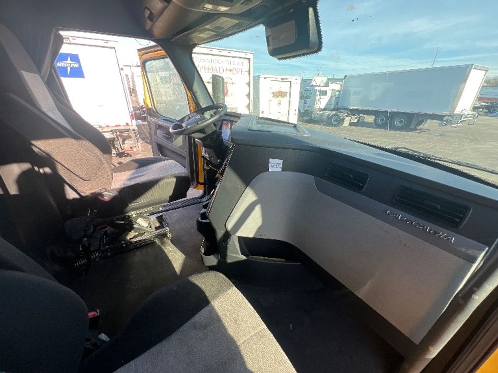 Sleeper Tractor-Heavy Duty Tractors-Freightliner-2022-T12664ST-East Chicago-IN-447,461\n\t\tmiles-$ 66,500 - Image 14