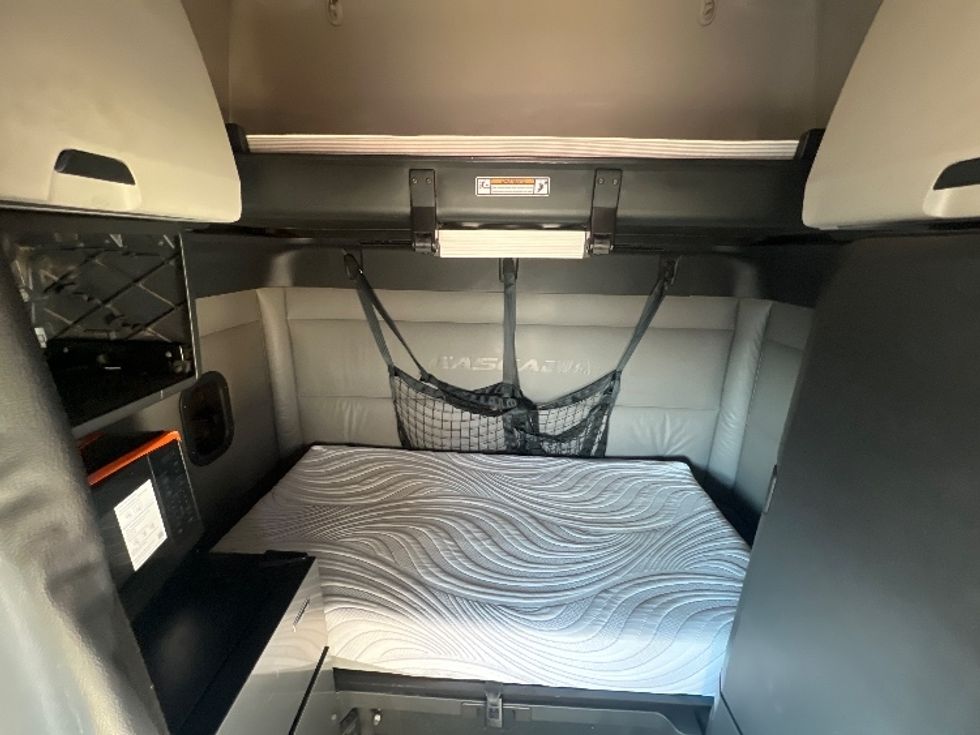 Sleeper Tractor-Heavy Duty Tractors-Freightliner-2022-T12664ST-East Chicago-IN-447,461\n\t\tmiles-$ 66,500 - Image 15