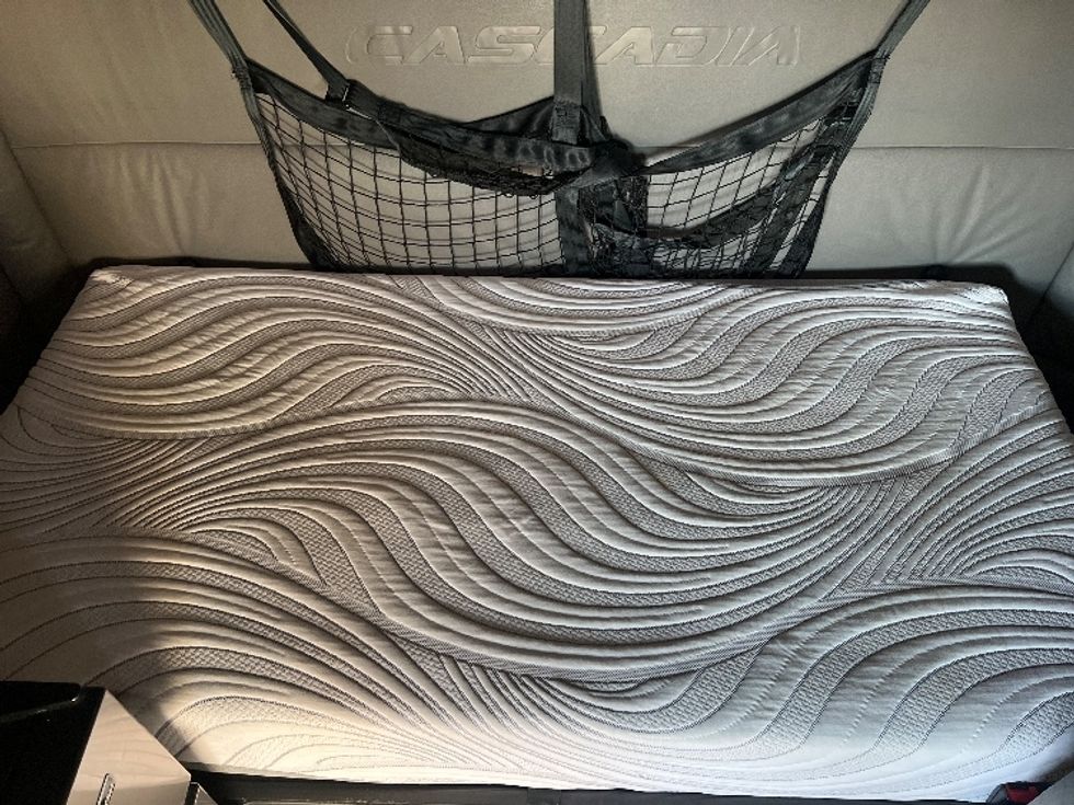 Sleeper Tractor-Heavy Duty Tractors-Freightliner-2022-T12664ST-East Chicago-IN-447,461\n\t\tmiles-$ 66,500 - Image 16