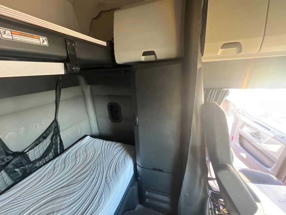 Sleeper Tractor-Heavy Duty Tractors-Freightliner-2022-T12664ST-East Chicago-IN-447,461\n\t\tmiles-$ 66,500 - Image 17