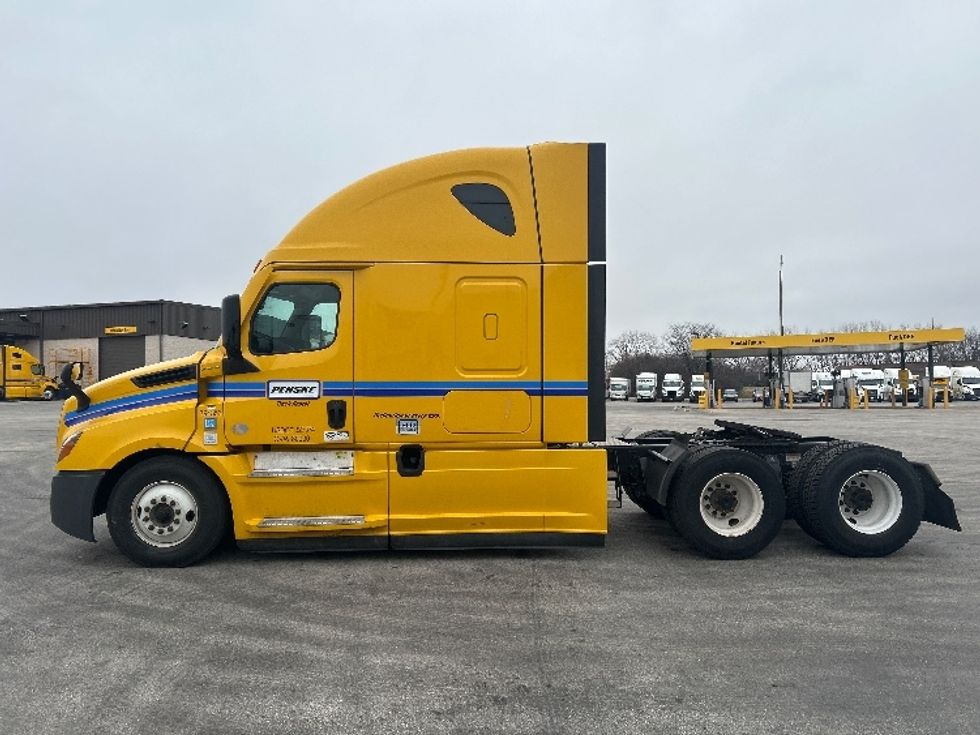 Sleeper Tractor-Heavy Duty Tractors-Freightliner-2022-T12664ST-East Chicago-IN-447,461\n\t\tmiles-$ 66,500 - Image 4