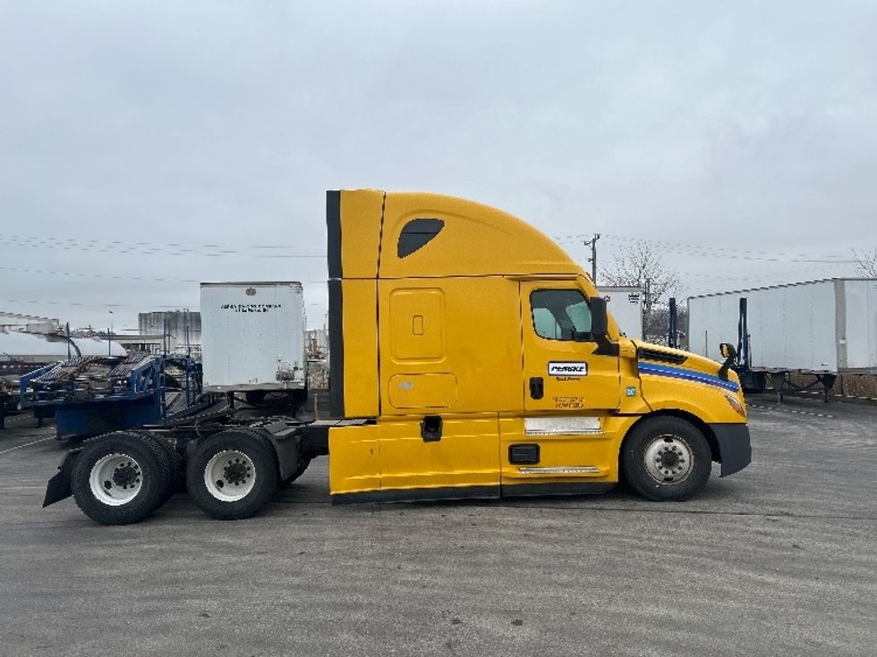 Sleeper Tractor-Heavy Duty Tractors-Freightliner-2022-T12664ST-East Chicago-IN-447,461\n\t\tmiles-$ 66,500 - Image 8