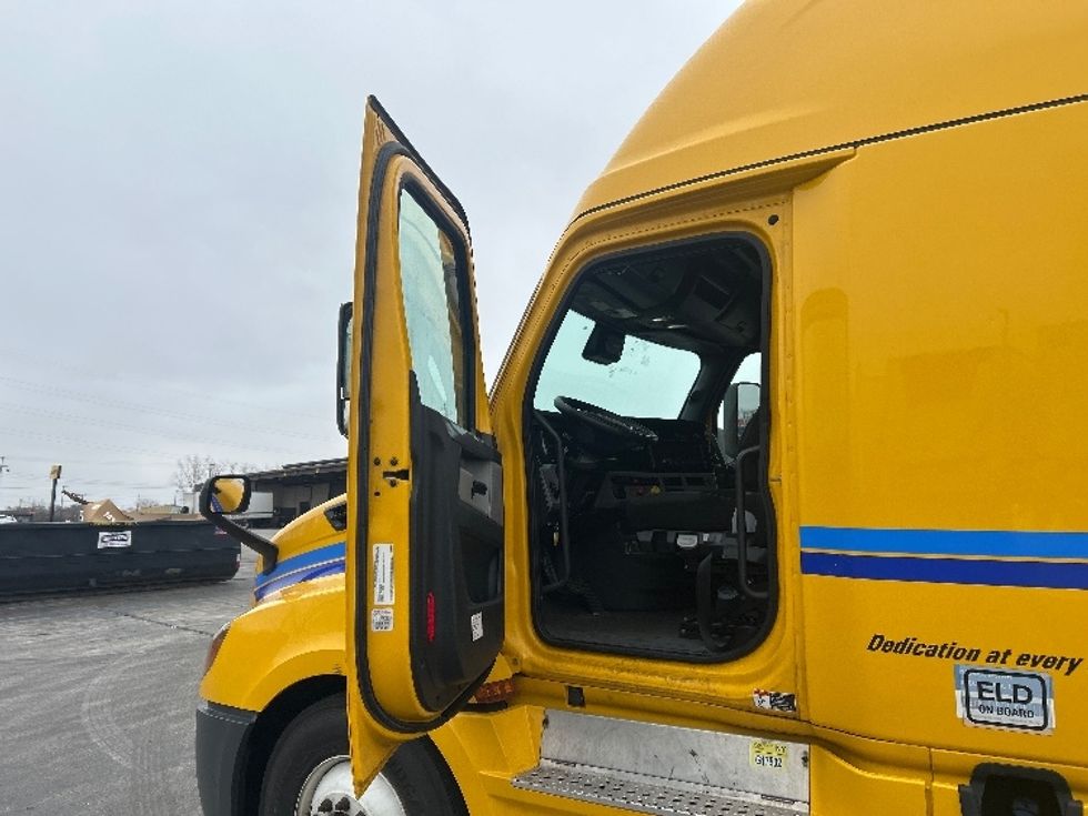 Sleeper Tractor-Heavy Duty Tractors-Freightliner-2022-T12664ST-East Chicago-IN-447,461\n\t\tmiles-$ 66,500 - Image 9