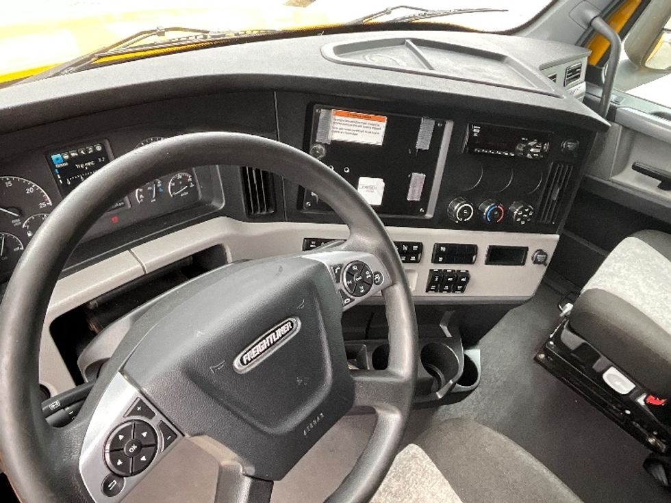 Sleeper Tractor-Heavy Duty Tractors-Freightliner-2022-T12664ST-East Chicago-IN-449,870\n\t\tmiles-$ 68,250 - Image 10