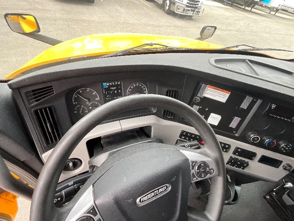 Sleeper Tractor-Heavy Duty Tractors-Freightliner-2022-T12664ST-East Chicago-IN-449,870\n\t\tmiles-$ 68,250 - Image 11