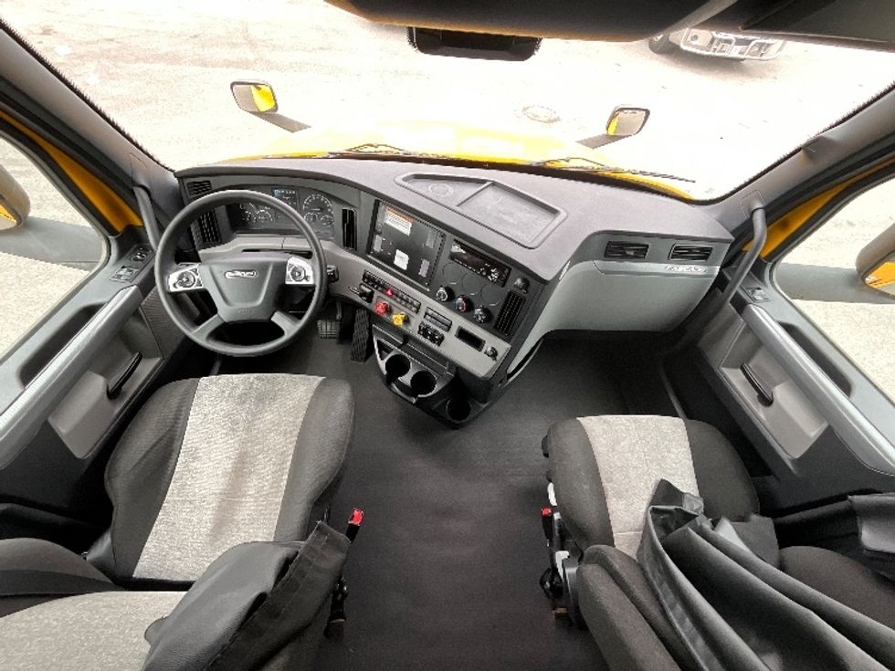 Sleeper Tractor-Heavy Duty Tractors-Freightliner-2022-T12664ST-East Chicago-IN-449,870\n\t\tmiles-$ 68,250 - Image 12