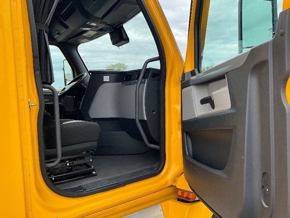 Sleeper Tractor-Heavy Duty Tractors-Freightliner-2022-T12664ST-East Chicago-IN-449,870\n\t\tmiles-$ 68,250 - Image 13