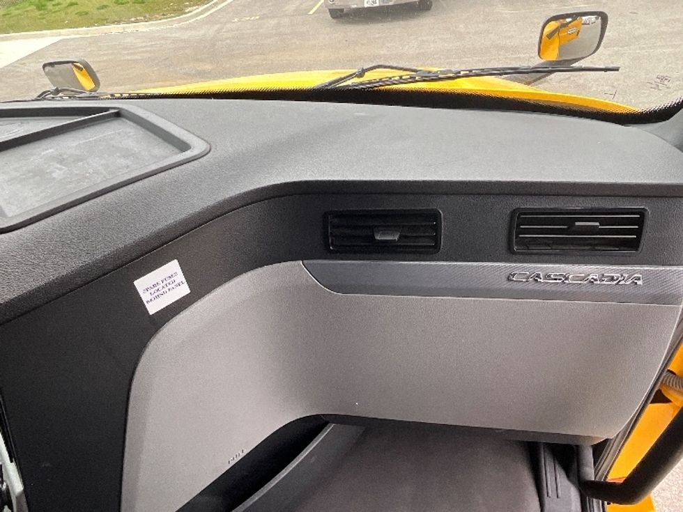 Sleeper Tractor-Heavy Duty Tractors-Freightliner-2022-T12664ST-East Chicago-IN-449,870\n\t\tmiles-$ 68,250 - Image 14