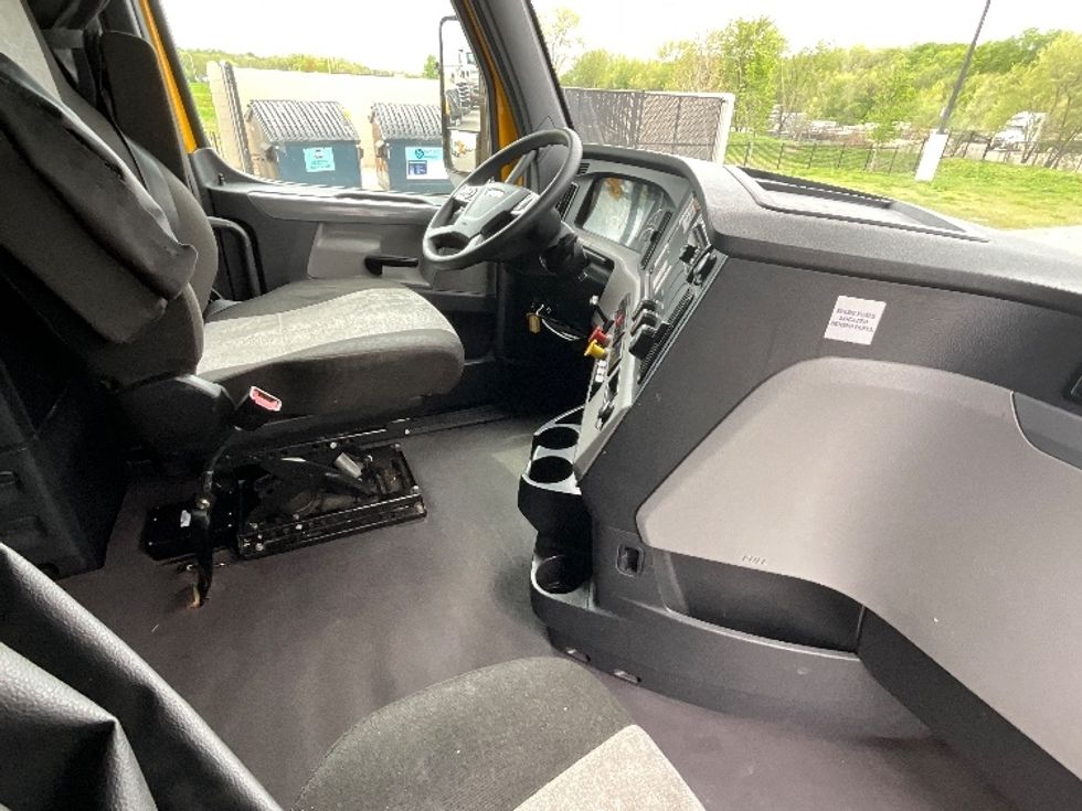 Sleeper Tractor-Heavy Duty Tractors-Freightliner-2022-T12664ST-East Chicago-IN-449,870\n\t\tmiles-$ 68,250 - Image 15