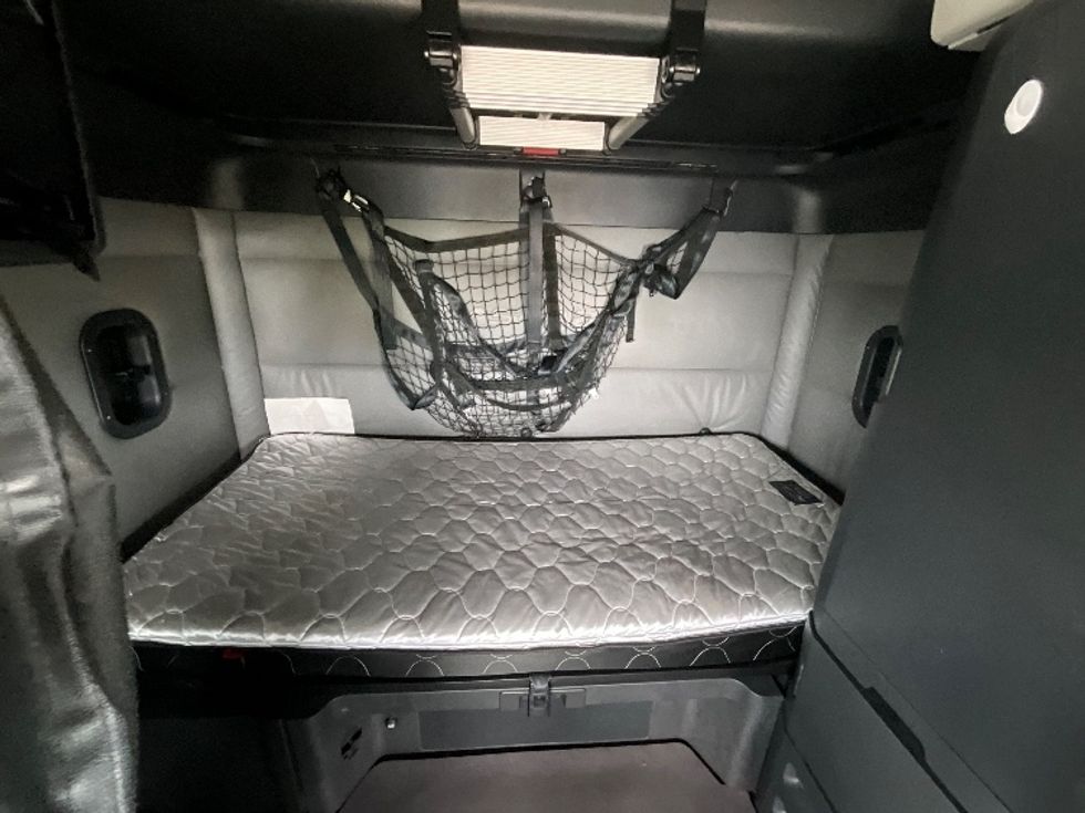 Sleeper Tractor-Heavy Duty Tractors-Freightliner-2022-T12664ST-East Chicago-IN-449,870\n\t\tmiles-$ 68,250 - Image 16