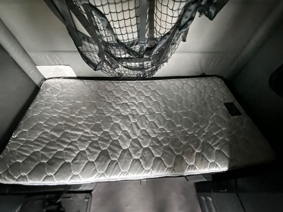 Sleeper Tractor-Heavy Duty Tractors-Freightliner-2022-T12664ST-East Chicago-IN-449,870\n\t\tmiles-$ 68,250 - Image 17