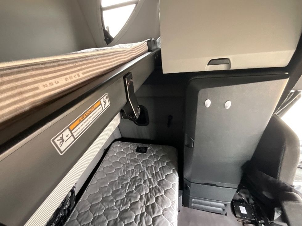 Sleeper Tractor-Heavy Duty Tractors-Freightliner-2022-T12664ST-East Chicago-IN-449,870\n\t\tmiles-$ 68,250 - Image 18