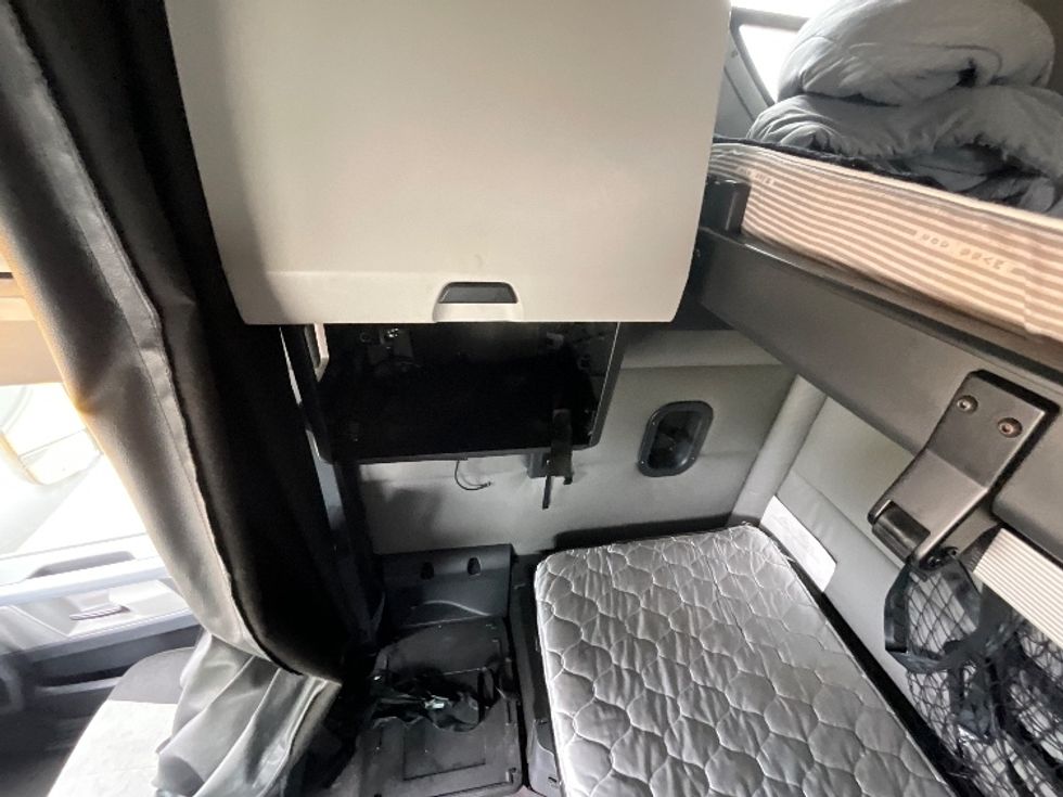 Sleeper Tractor-Heavy Duty Tractors-Freightliner-2022-T12664ST-East Chicago-IN-449,870\n\t\tmiles-$ 68,250 - Image 19