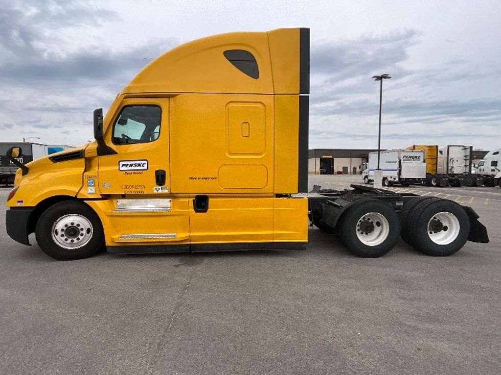 Sleeper Tractor-Heavy Duty Tractors-Freightliner-2022-T12664ST-East Chicago-IN-449,870\n\t\tmiles-$ 68,250 - Image 4