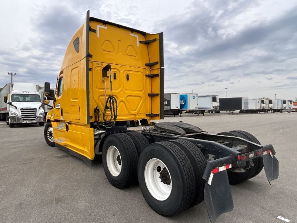 Sleeper Tractor-Heavy Duty Tractors-Freightliner-2022-T12664ST-East Chicago-IN-449,870\n\t\tmiles-$ 68,250 - Image 5