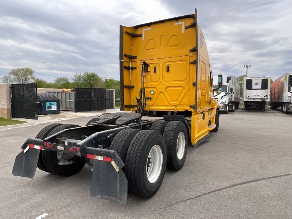 Sleeper Tractor-Heavy Duty Tractors-Freightliner-2022-T12664ST-East Chicago-IN-449,870\n\t\tmiles-$ 68,250 - Image 7