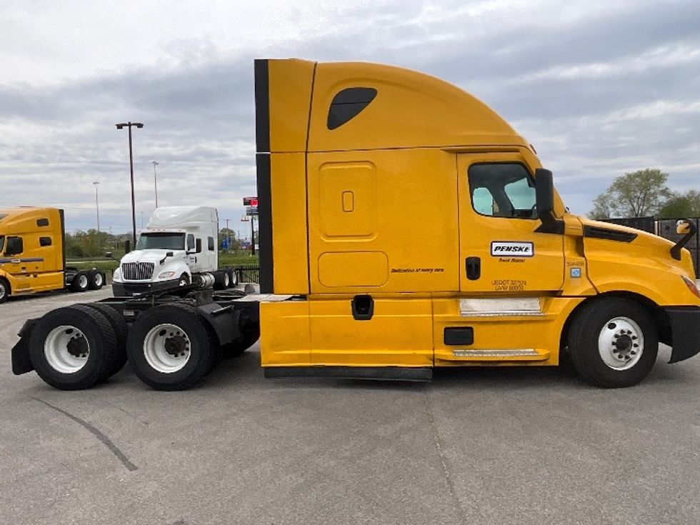 Sleeper Tractor-Heavy Duty Tractors-Freightliner-2022-T12664ST-East Chicago-IN-449,870\n\t\tmiles-$ 68,250 - Image 8