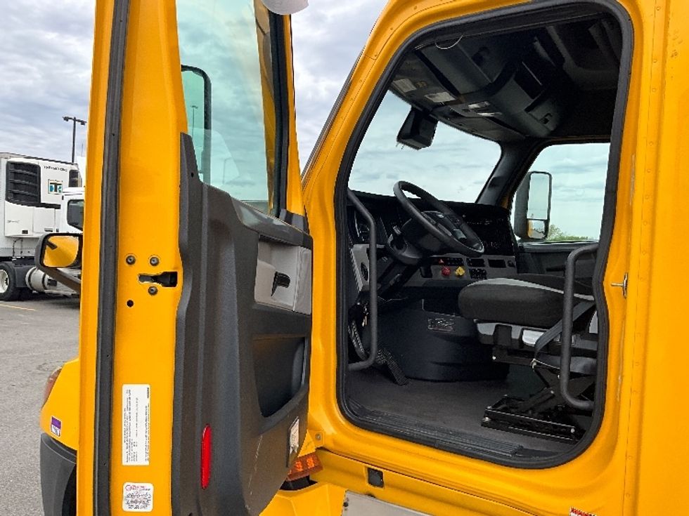 Sleeper Tractor-Heavy Duty Tractors-Freightliner-2022-T12664ST-East Chicago-IN-449,870\n\t\tmiles-$ 68,250 - Image 9