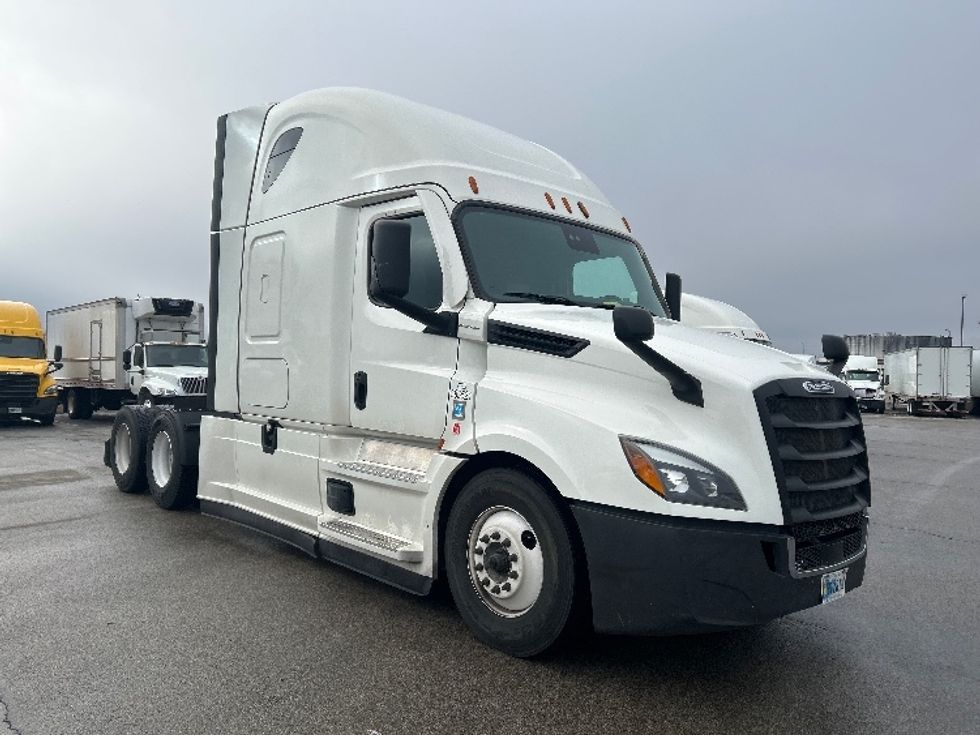 Sleeper Tractor-Heavy Duty Tractors-Freightliner-2022-T12664ST-East Chicago-IN-450,956\n\t\tmiles-$ 69,500 - Image 1
