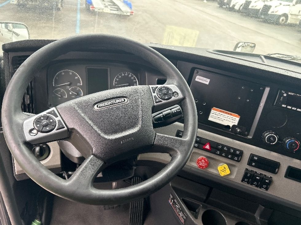 Sleeper Tractor-Heavy Duty Tractors-Freightliner-2022-T12664ST-East Chicago-IN-450,956\n\t\tmiles-$ 69,500 - Image 10
