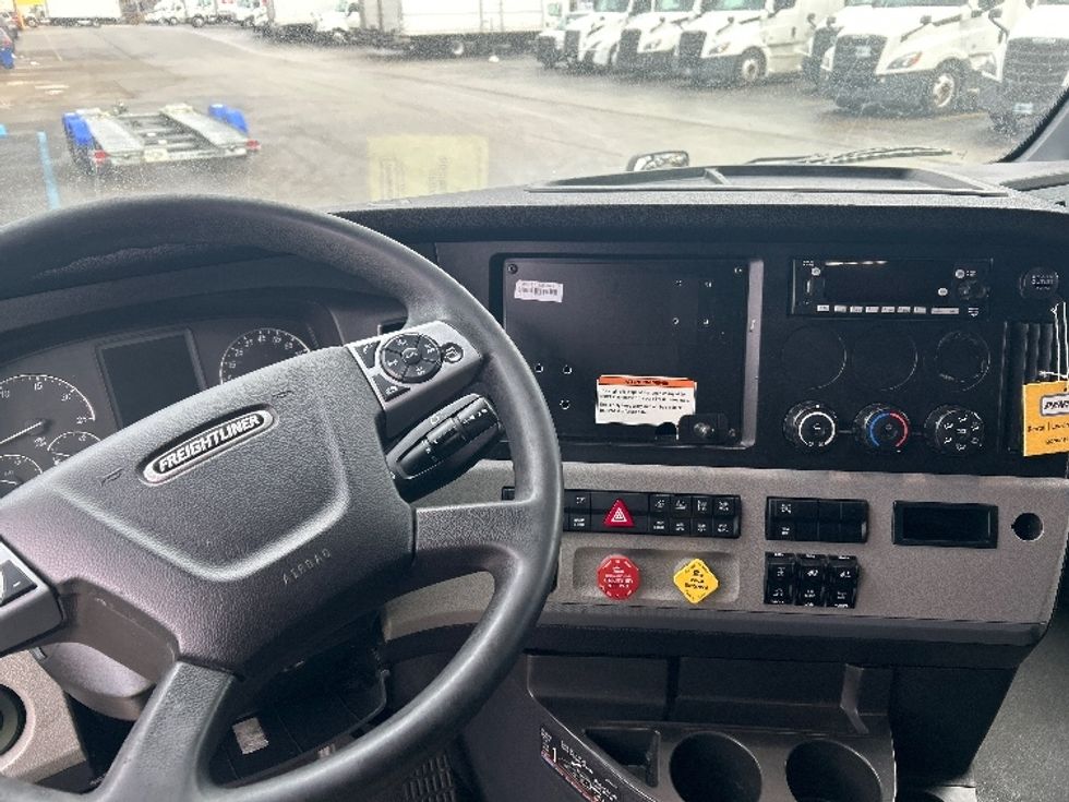Sleeper Tractor-Heavy Duty Tractors-Freightliner-2022-T12664ST-East Chicago-IN-450,956\n\t\tmiles-$ 69,500 - Image 11