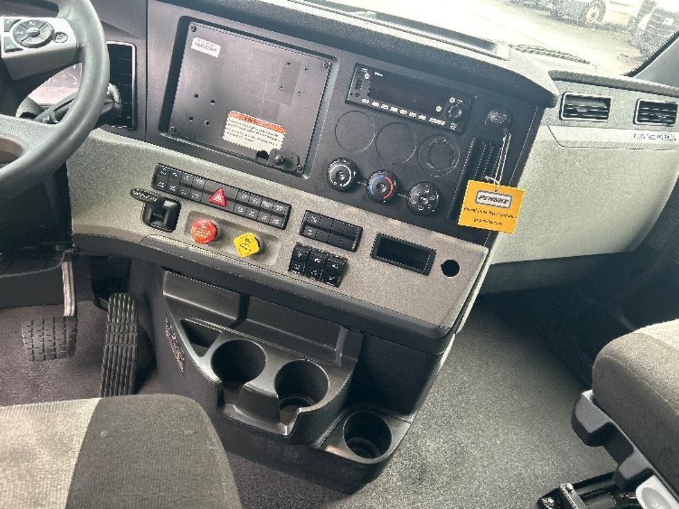 Sleeper Tractor-Heavy Duty Tractors-Freightliner-2022-T12664ST-East Chicago-IN-450,956\n\t\tmiles-$ 69,500 - Image 12