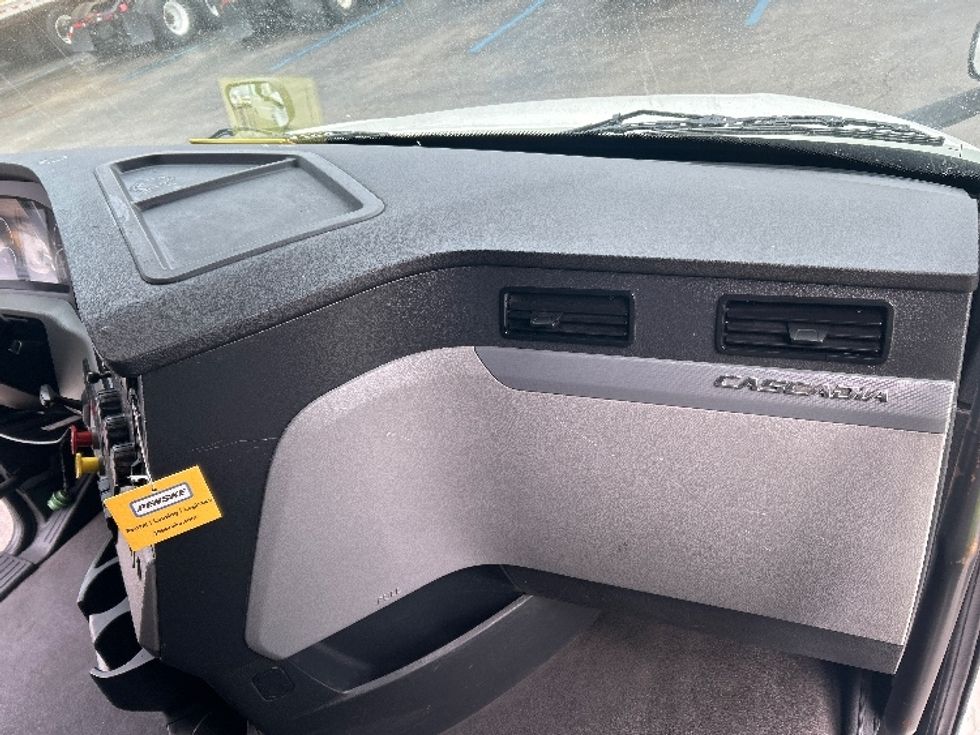 Sleeper Tractor-Heavy Duty Tractors-Freightliner-2022-T12664ST-East Chicago-IN-450,956\n\t\tmiles-$ 69,500 - Image 14