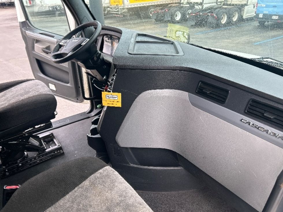 Sleeper Tractor-Heavy Duty Tractors-Freightliner-2022-T12664ST-East Chicago-IN-450,956\n\t\tmiles-$ 69,500 - Image 15