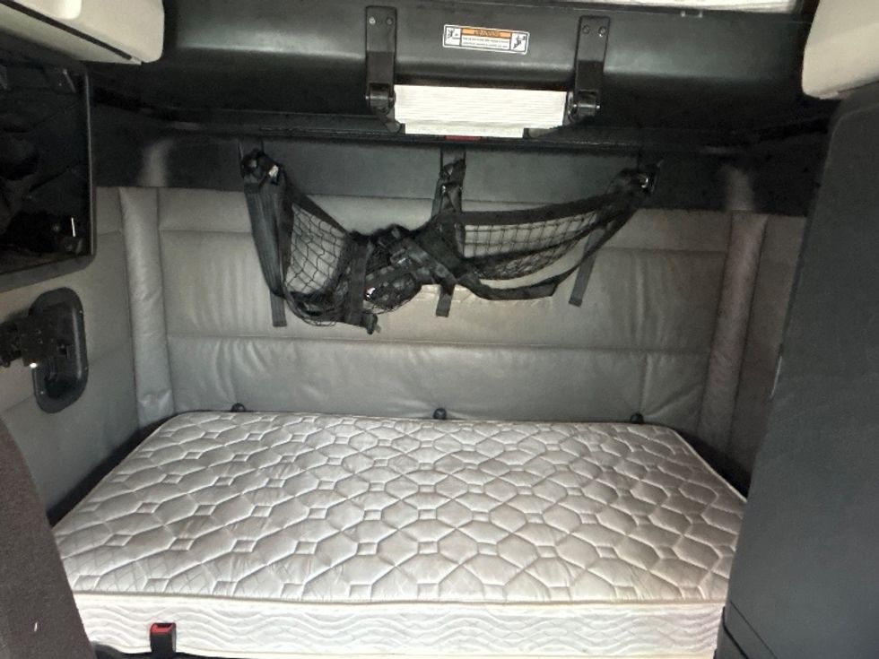 Sleeper Tractor-Heavy Duty Tractors-Freightliner-2022-T12664ST-East Chicago-IN-450,956\n\t\tmiles-$ 69,500 - Image 16