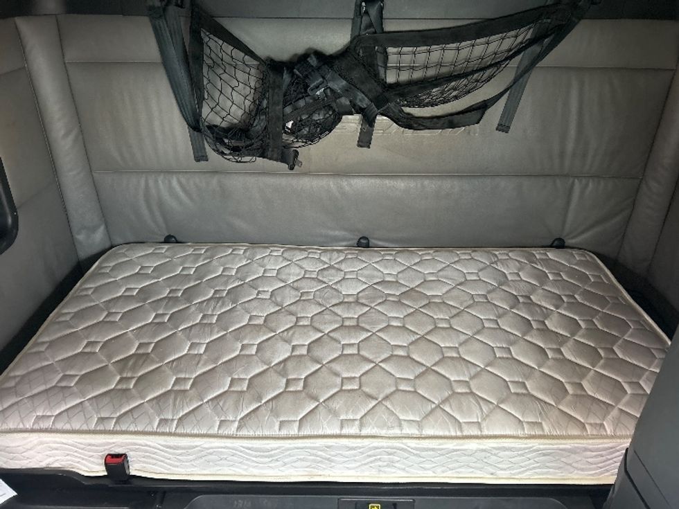 Sleeper Tractor-Heavy Duty Tractors-Freightliner-2022-T12664ST-East Chicago-IN-450,956\n\t\tmiles-$ 69,500 - Image 17