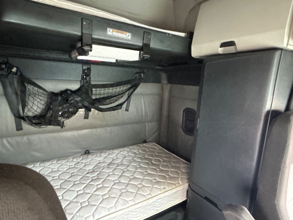 Sleeper Tractor-Heavy Duty Tractors-Freightliner-2022-T12664ST-East Chicago-IN-450,956\n\t\tmiles-$ 69,500 - Image 18