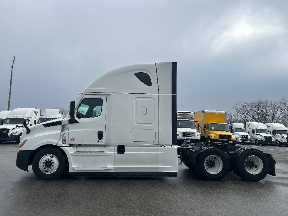 Sleeper Tractor-Heavy Duty Tractors-Freightliner-2022-T12664ST-East Chicago-IN-450,956\n\t\tmiles-$ 69,500 - Image 4