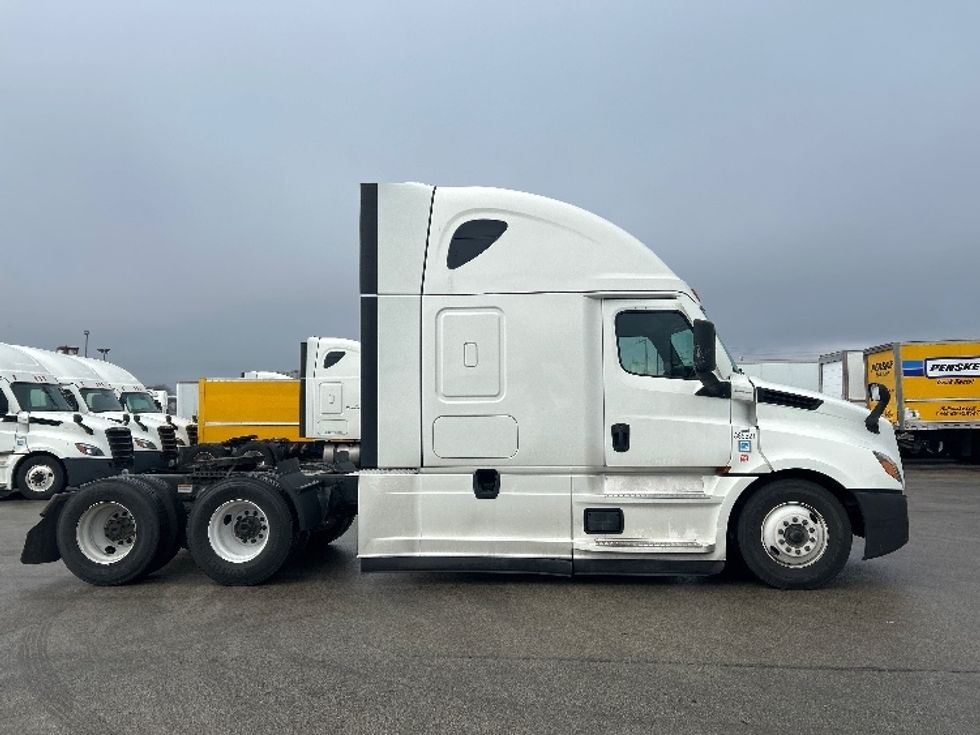 Sleeper Tractor-Heavy Duty Tractors-Freightliner-2022-T12664ST-East Chicago-IN-450,956\n\t\tmiles-$ 69,500 - Image 8