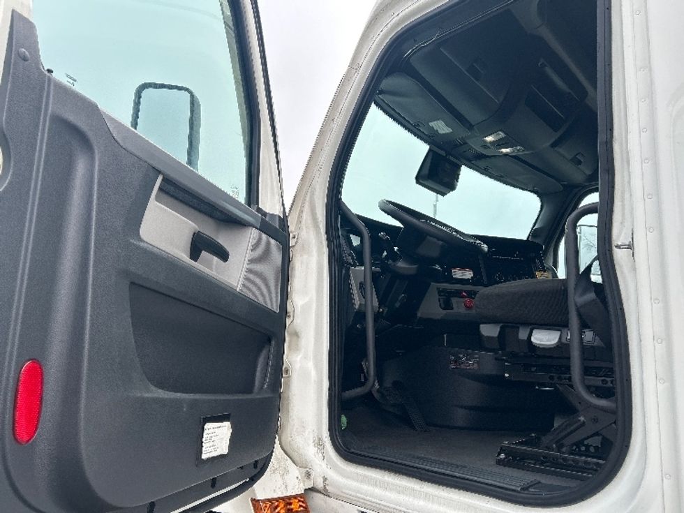 Sleeper Tractor-Heavy Duty Tractors-Freightliner-2022-T12664ST-East Chicago-IN-450,956\n\t\tmiles-$ 69,500 - Image 9