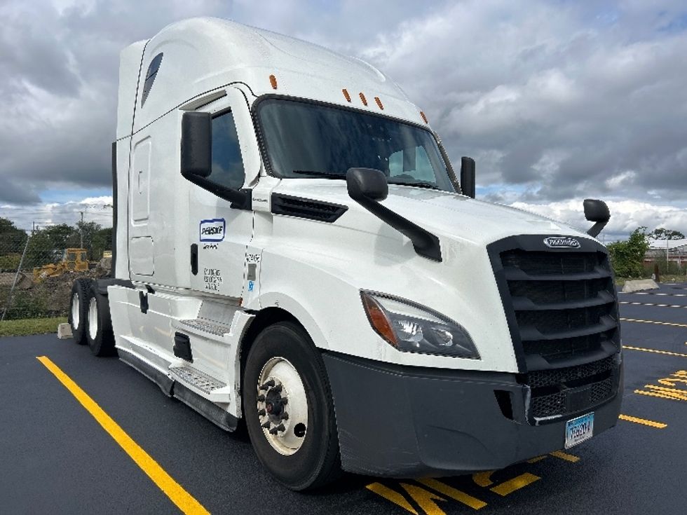 Sleeper Tractor-Heavy Duty Tractors-Freightliner-2022-T12664ST-East Chicago-IN-456,408\n\t\tmiles-$ 72,750 - Image 1