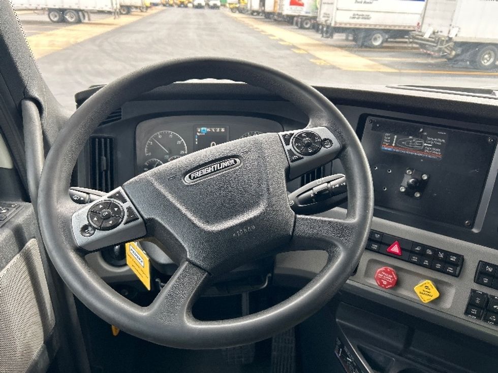 Sleeper Tractor-Heavy Duty Tractors-Freightliner-2022-T12664ST-East Chicago-IN-456,408\n\t\tmiles-$ 72,750 - Image 11