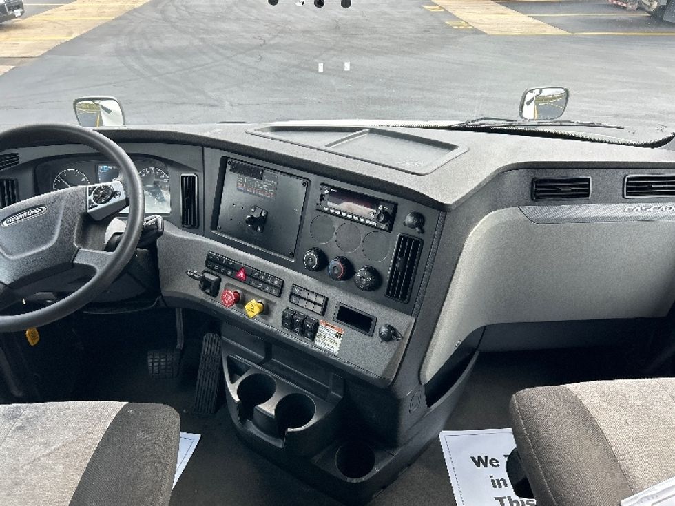 Sleeper Tractor-Heavy Duty Tractors-Freightliner-2022-T12664ST-East Chicago-IN-456,408\n\t\tmiles-$ 72,750 - Image 12