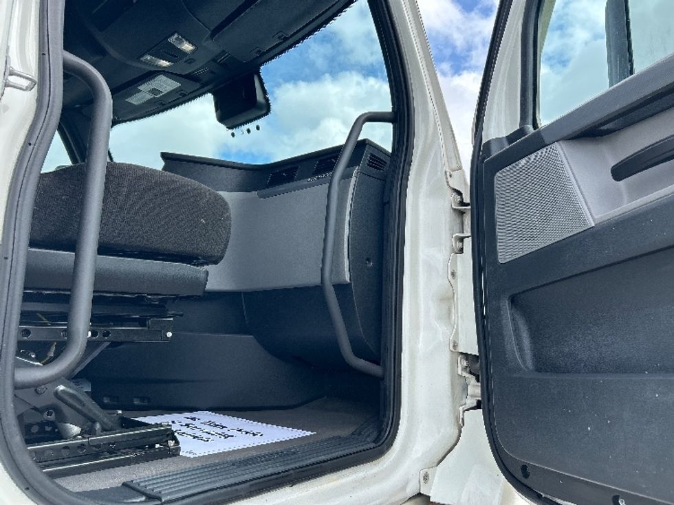 Sleeper Tractor-Heavy Duty Tractors-Freightliner-2022-T12664ST-East Chicago-IN-456,408\n\t\tmiles-$ 72,750 - Image 13