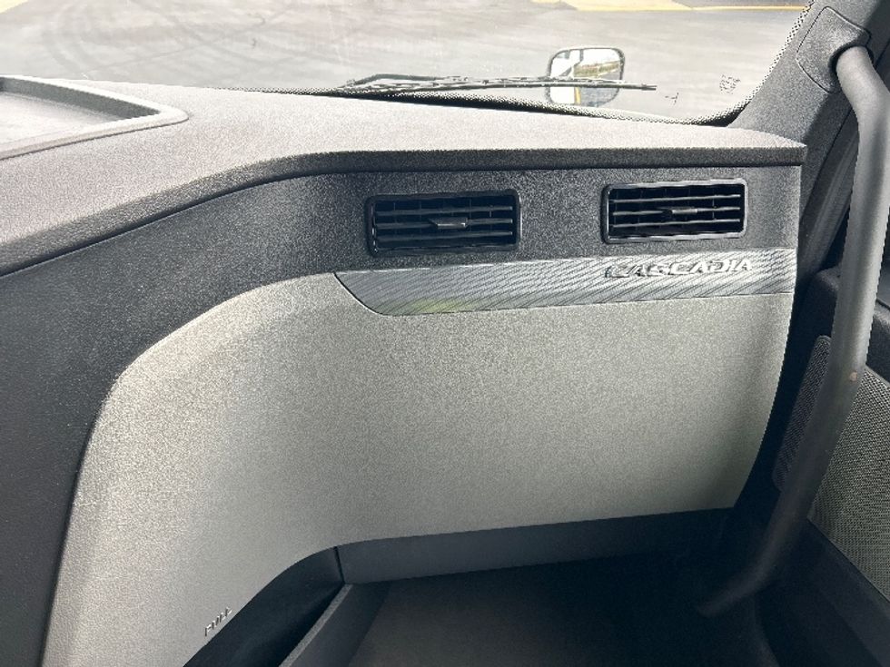 Sleeper Tractor-Heavy Duty Tractors-Freightliner-2022-T12664ST-East Chicago-IN-456,408\n\t\tmiles-$ 72,750 - Image 14