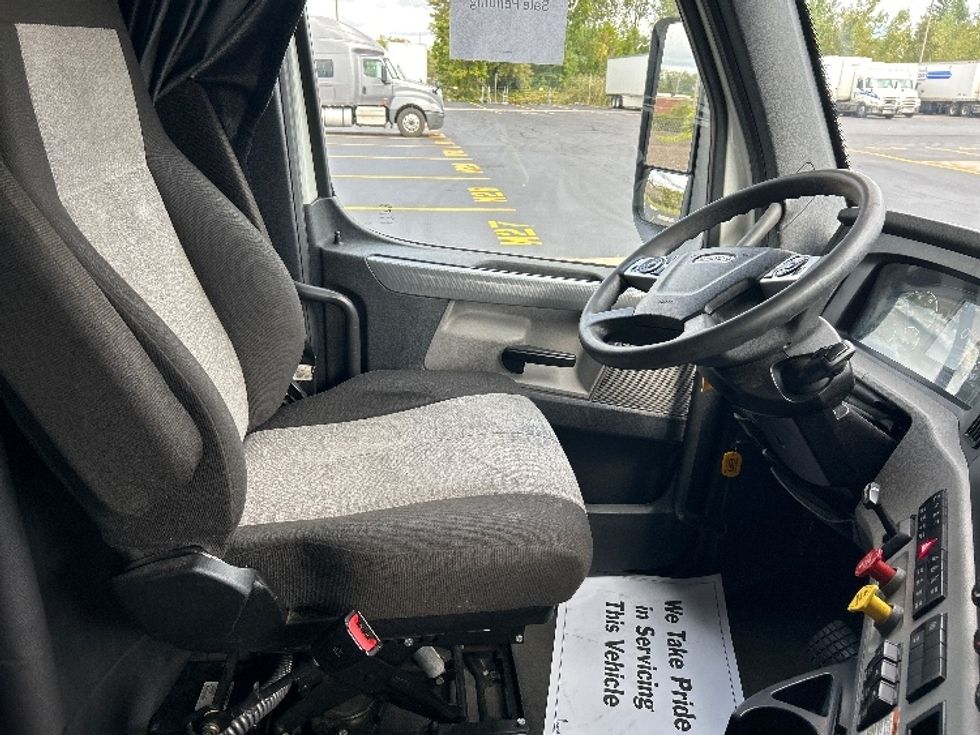 Sleeper Tractor-Heavy Duty Tractors-Freightliner-2022-T12664ST-East Chicago-IN-456,408\n\t\tmiles-$ 72,750 - Image 15