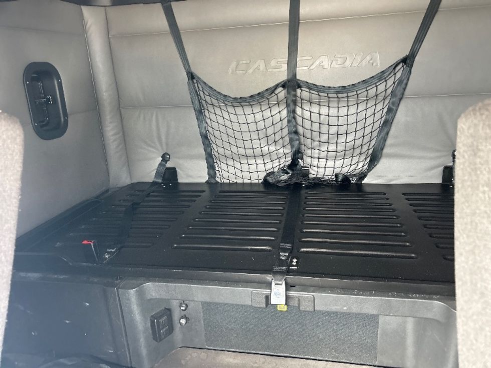 Sleeper Tractor-Heavy Duty Tractors-Freightliner-2022-T12664ST-East Chicago-IN-456,408\n\t\tmiles-$ 72,750 - Image 16